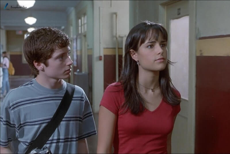 Elijah Wood and Jordana Brewster in the faculty movie