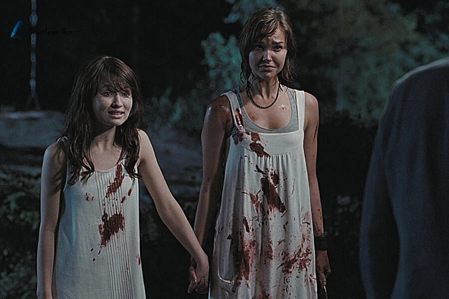 Anna (Emily Browning) and Alex (Arielle Kebbel) are standing with knief at ending of the movie the uninvited